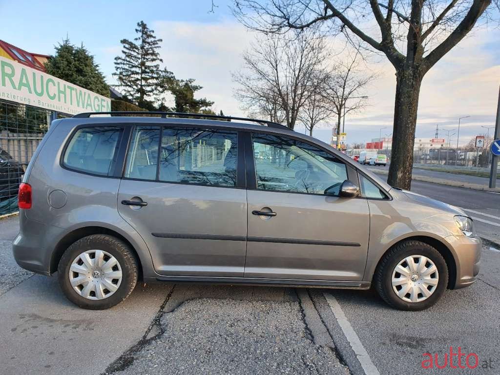 2011' Volkswagen Touran photo #5
