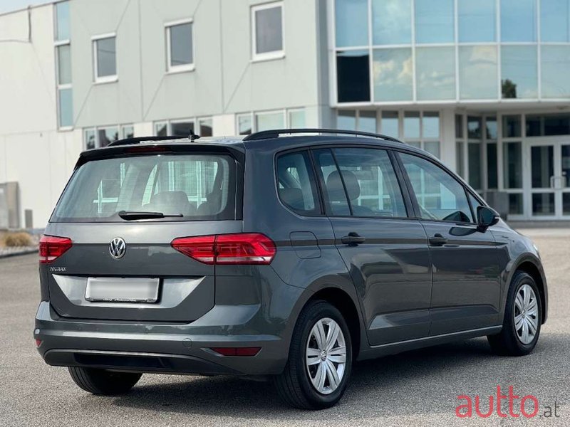 2019' Volkswagen Touran photo #5