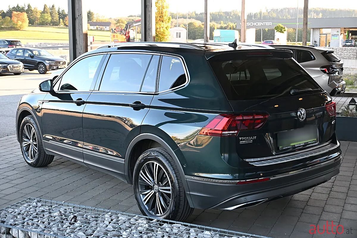 2020' Volkswagen Tiguan photo #5