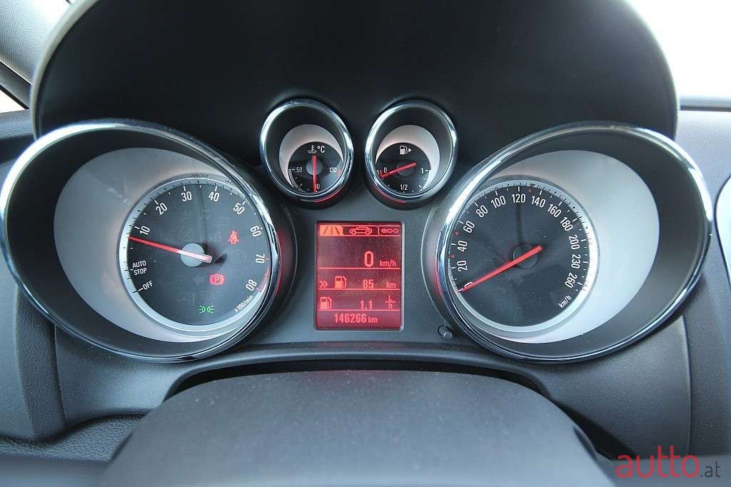 2015' Opel Astra photo #3