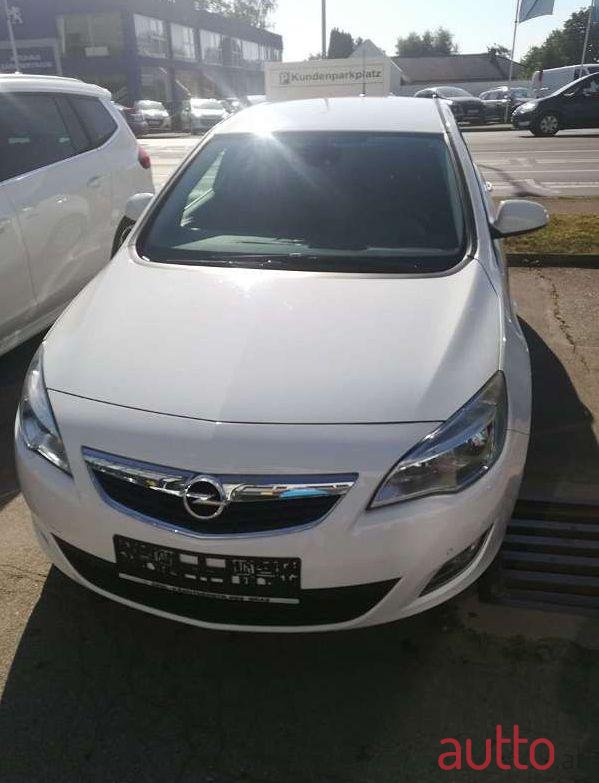 2011' Opel Astra photo #1