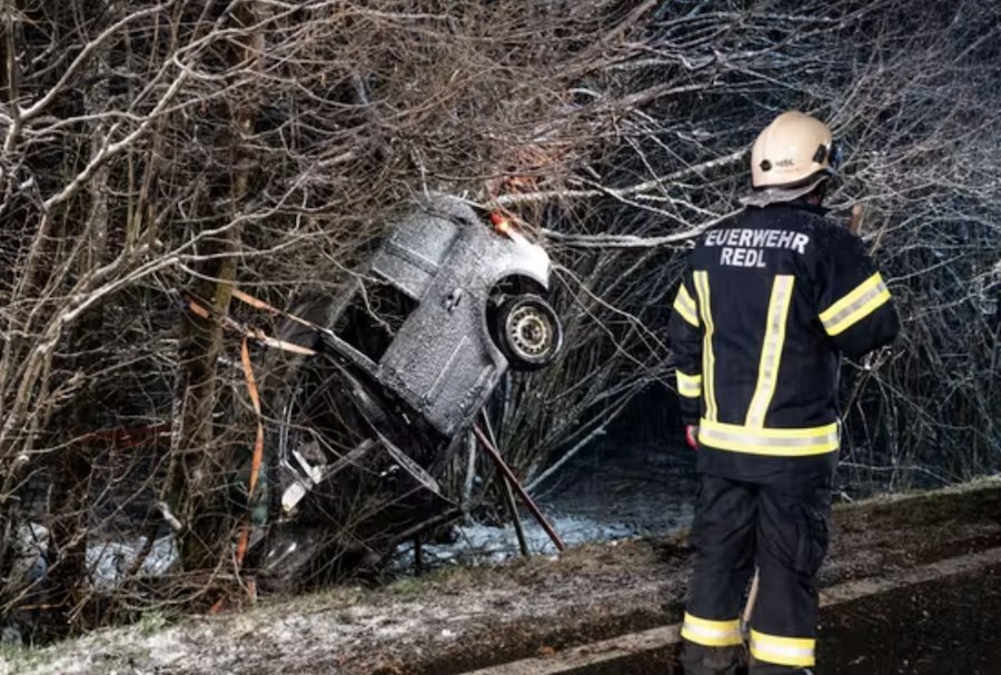 Auto landet nach Crash im Baum, 25-Jähriger verletzt