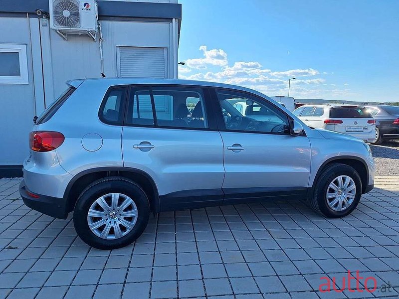 2012' Volkswagen Tiguan photo #5