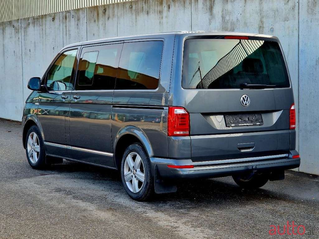 2016' Volkswagen Multivan photo #6