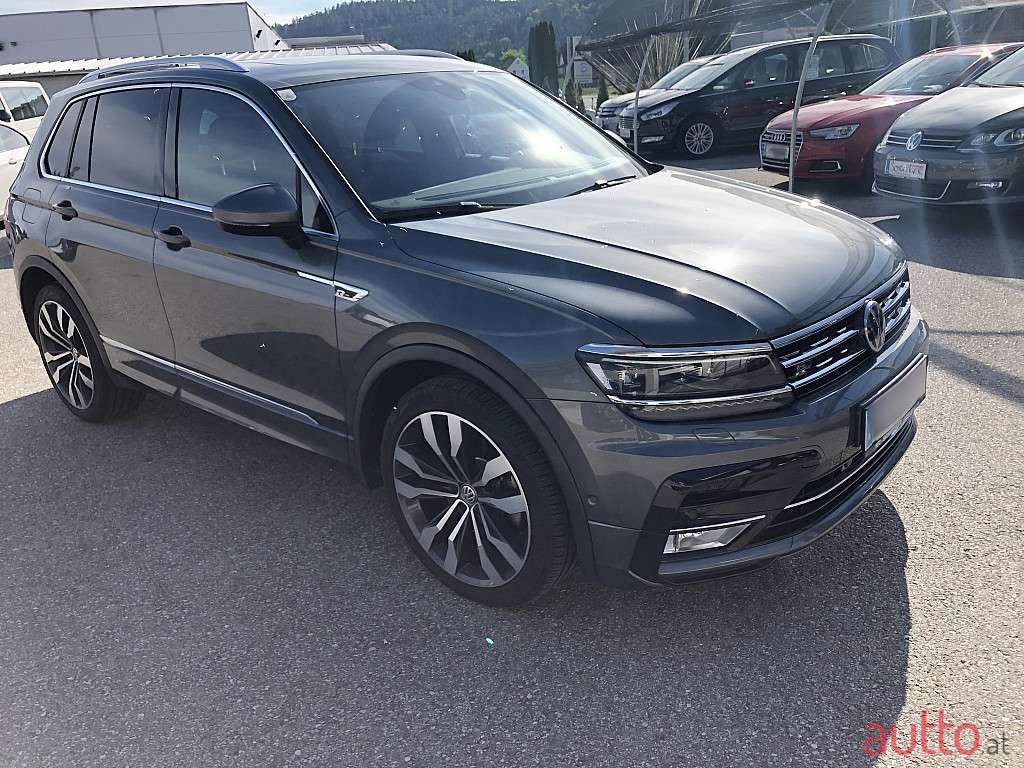 2019' Volkswagen Tiguan photo #1