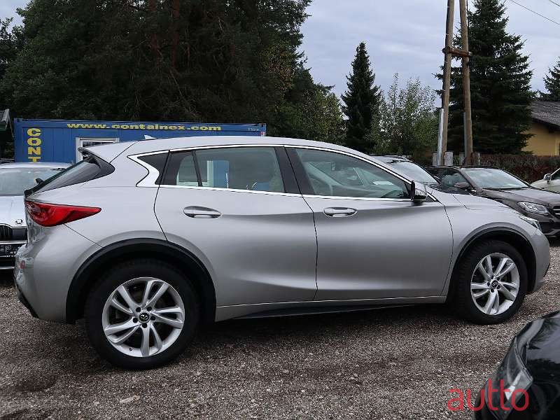 2016' Infiniti Q30 photo #4