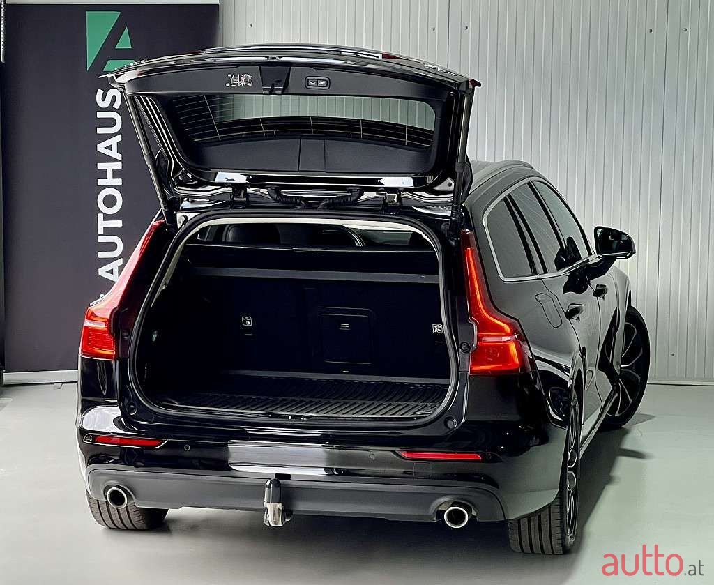2019' Volvo V60 photo #3