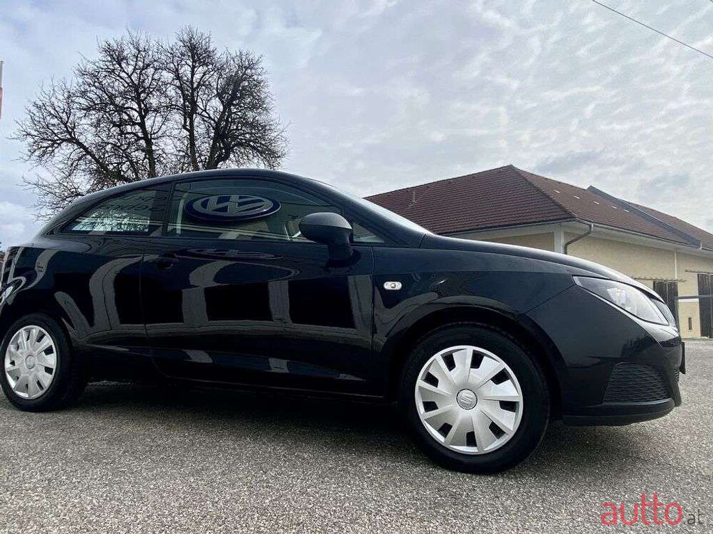 2011' SEAT Ibiza photo #4