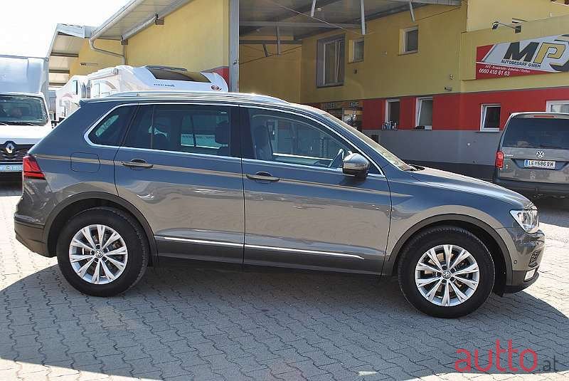 2017' Volkswagen Tiguan photo #6