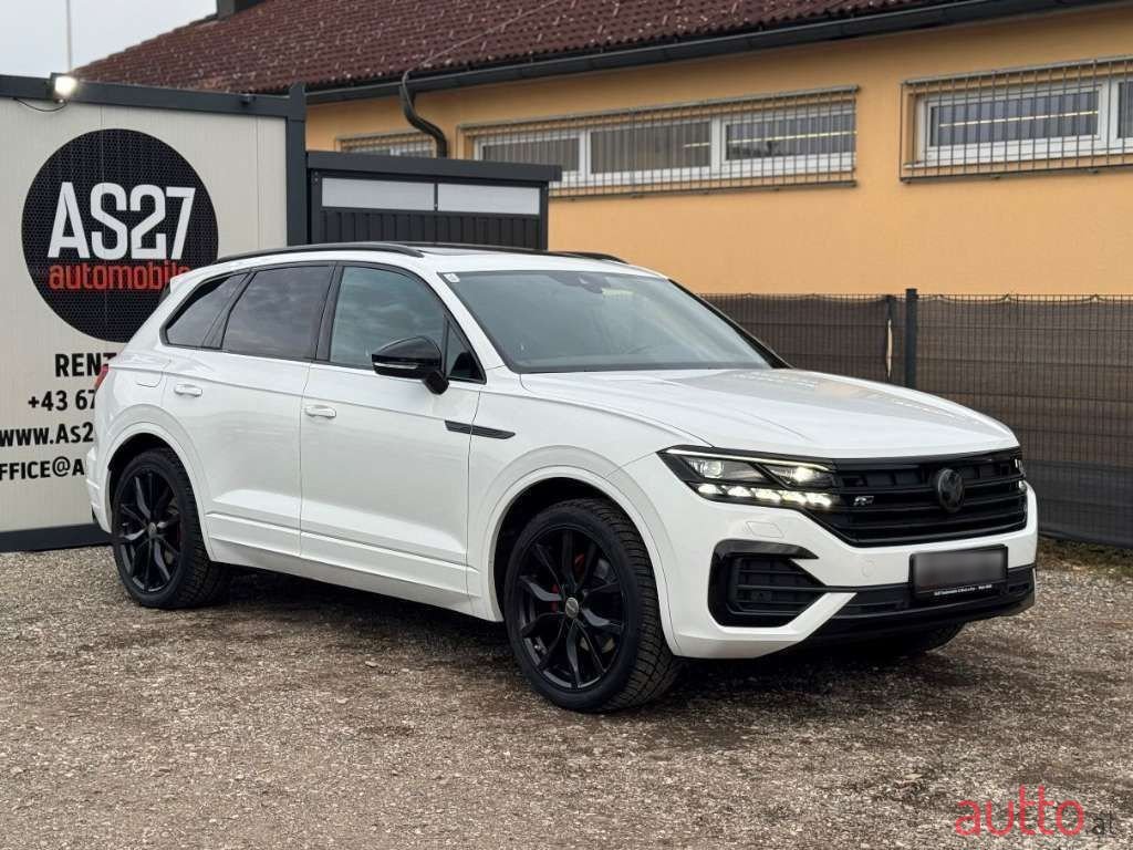 2019' Volkswagen Touareg photo #2