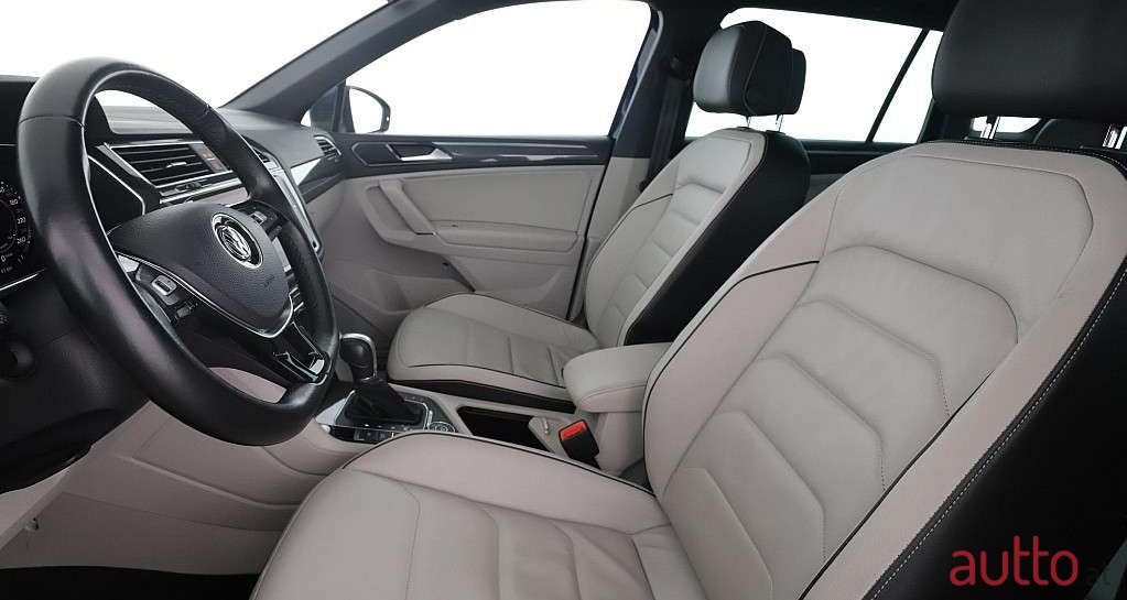 2017' Volkswagen Tiguan photo #2