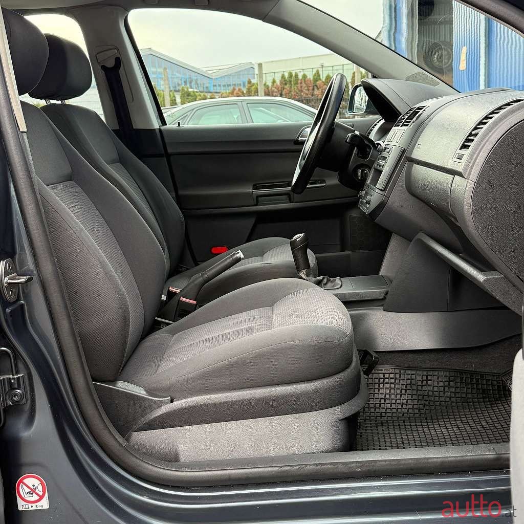 2004' Volkswagen Polo photo #6