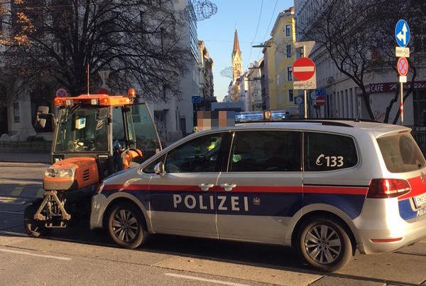 Polizei krachte gegen Mülltraktor in Wien