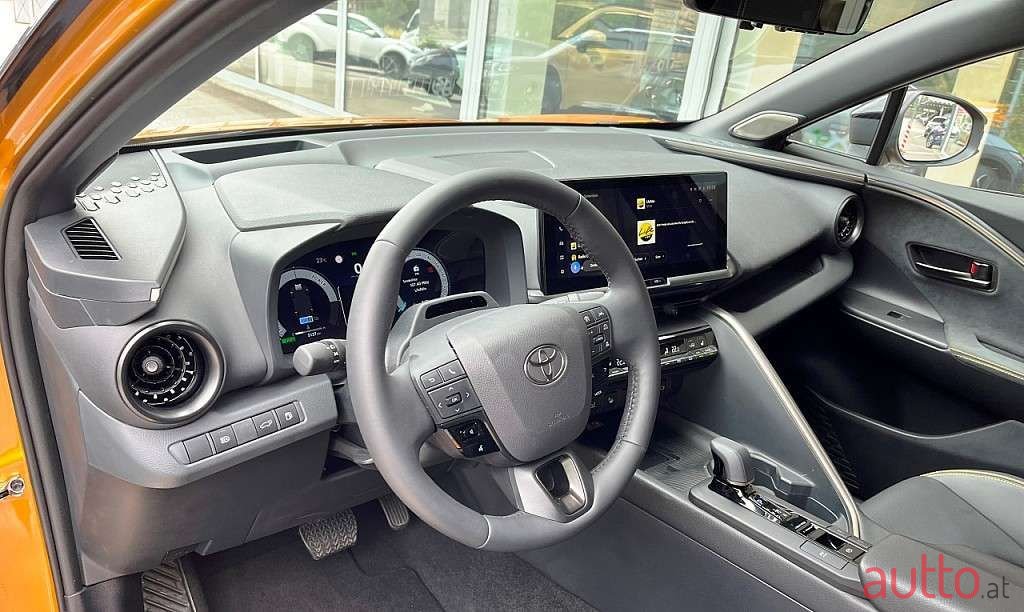 2023' Toyota C-HR photo #3