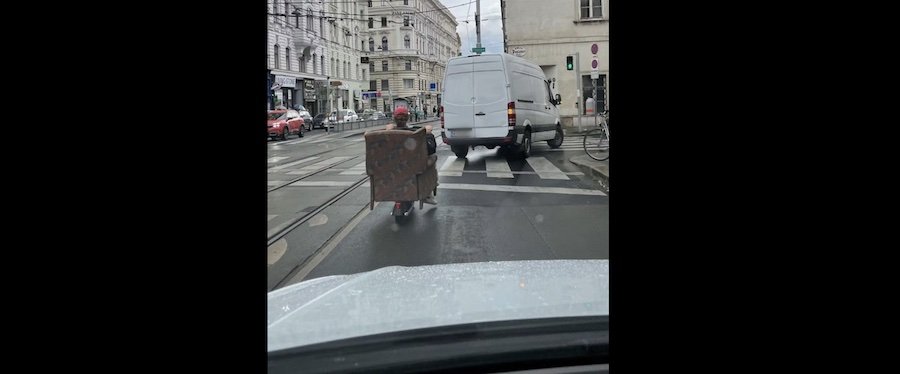 Wiener cruist mit Sofa auf E-Scooter durch Wiener City