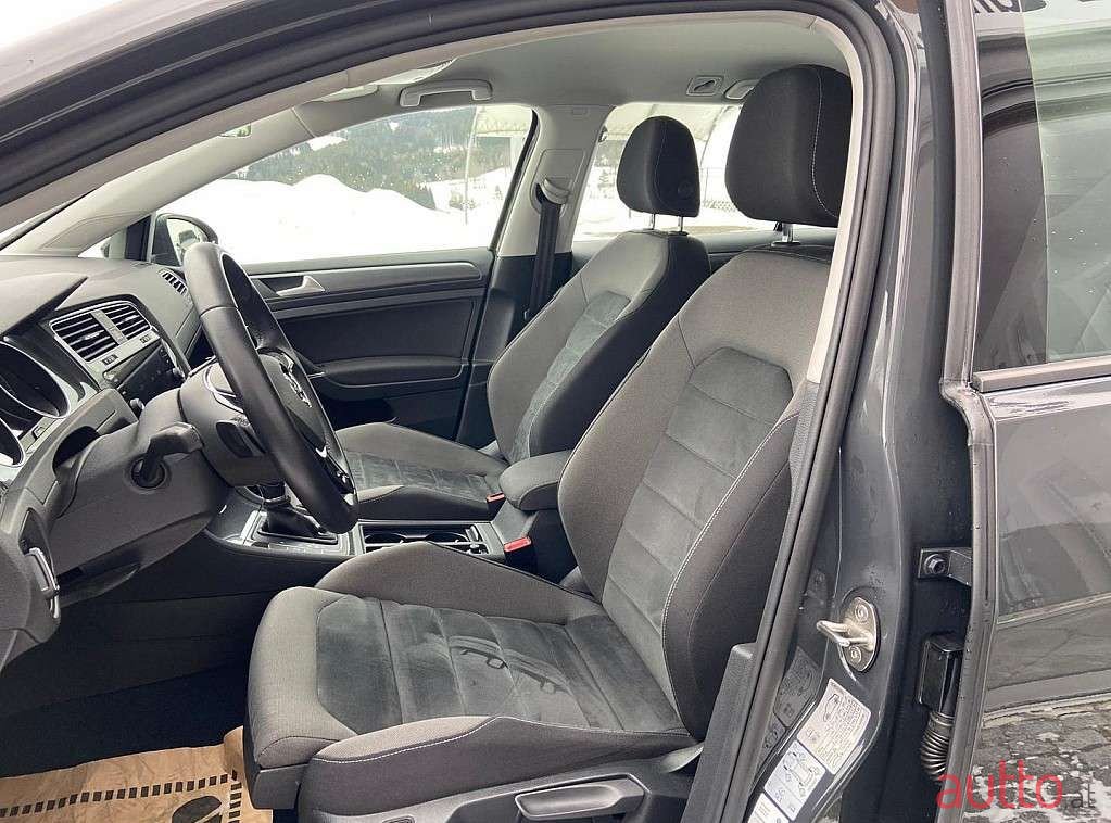 2018' Volkswagen Golf photo #4