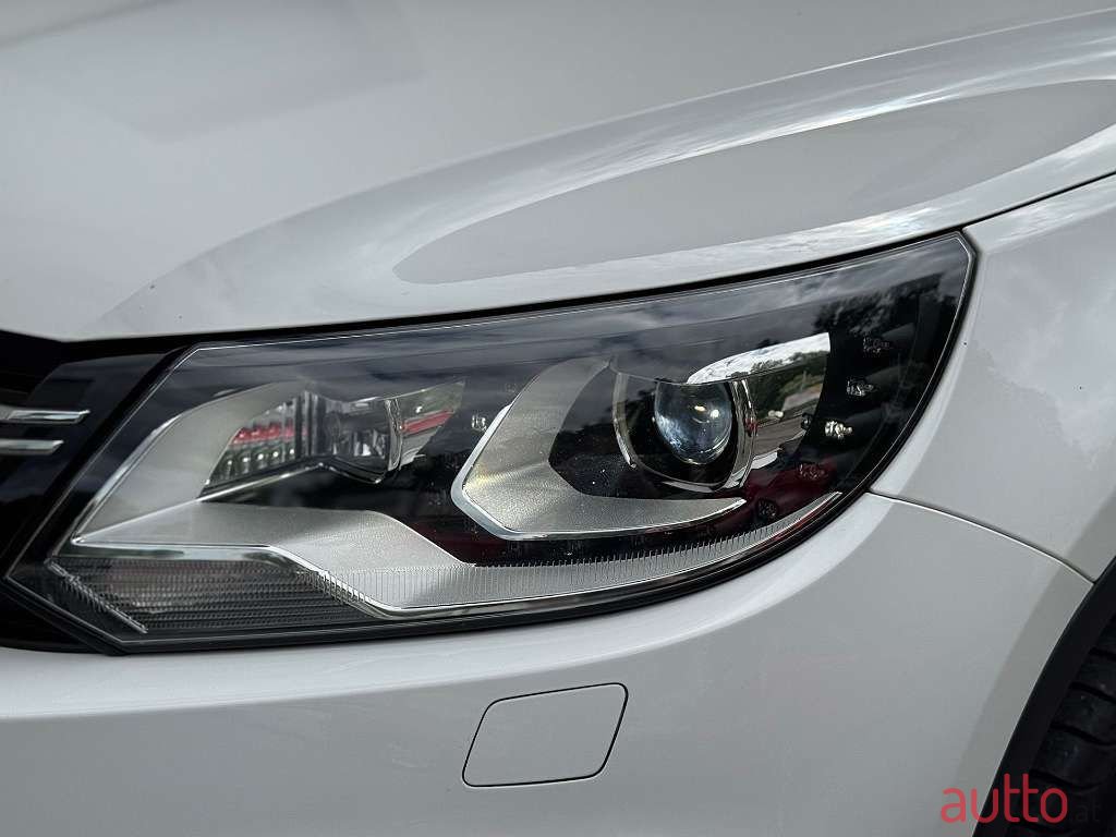 2011' Volkswagen Tiguan photo #5