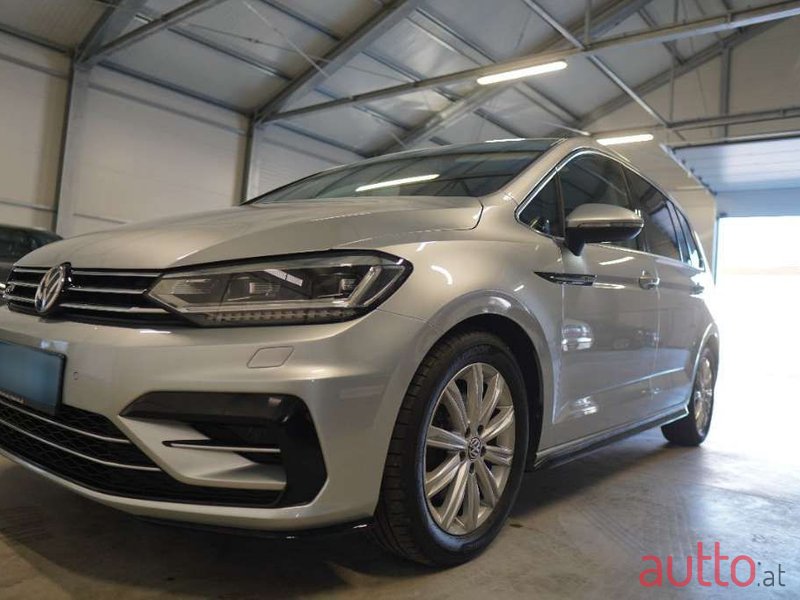 2019' Volkswagen Touran photo #4