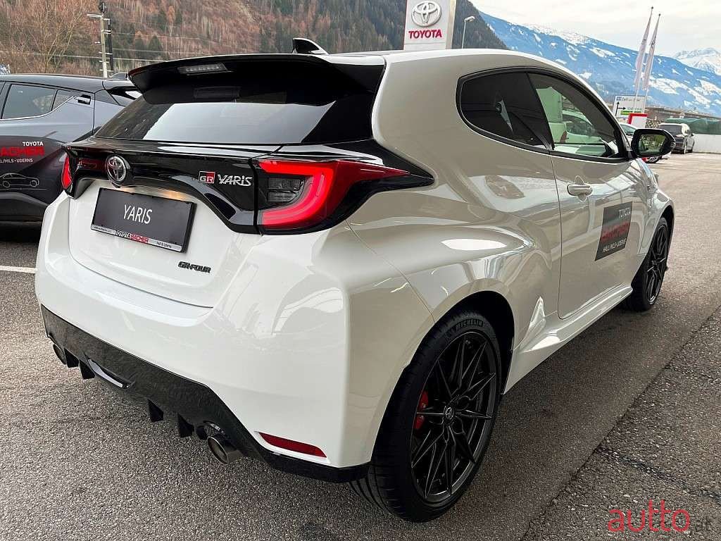 2022' Toyota Yaris photo #2