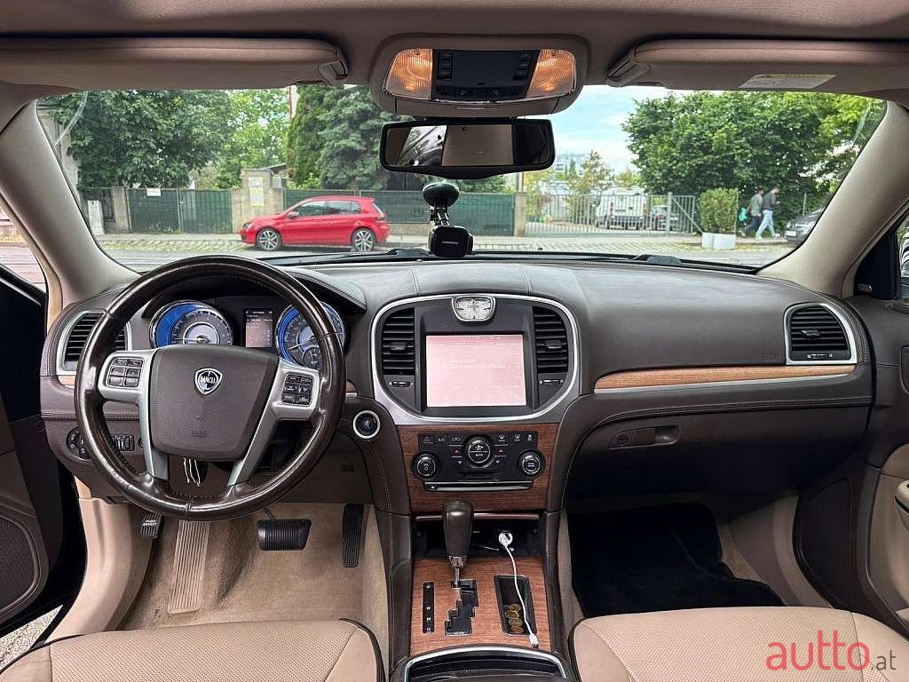 2011' Lancia Thema photo #6