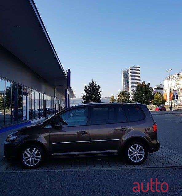 2011' Volkswagen Touran photo #1