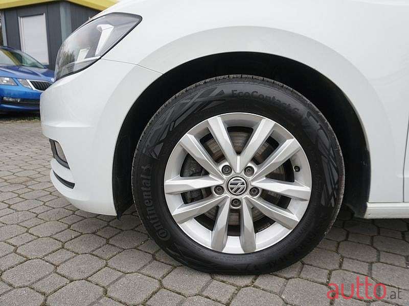 2019' Volkswagen Touran photo #5