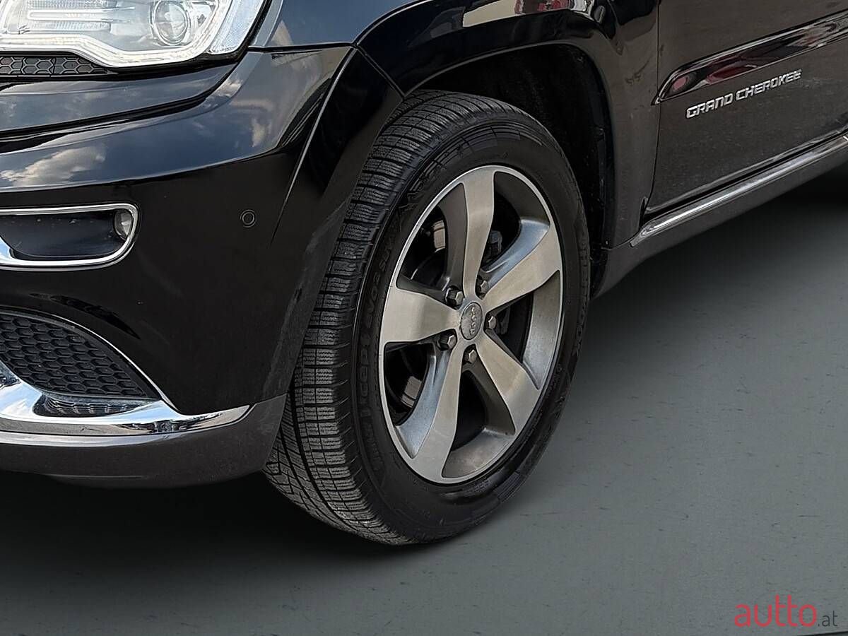 2017' Jeep Grand Cherokee photo #5