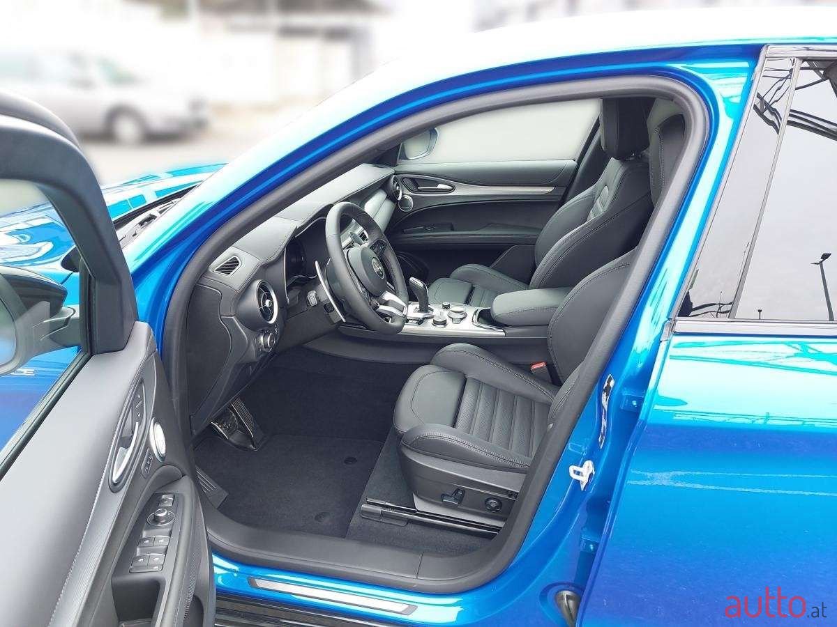 2024' Alfa Romeo Stelvio photo #5