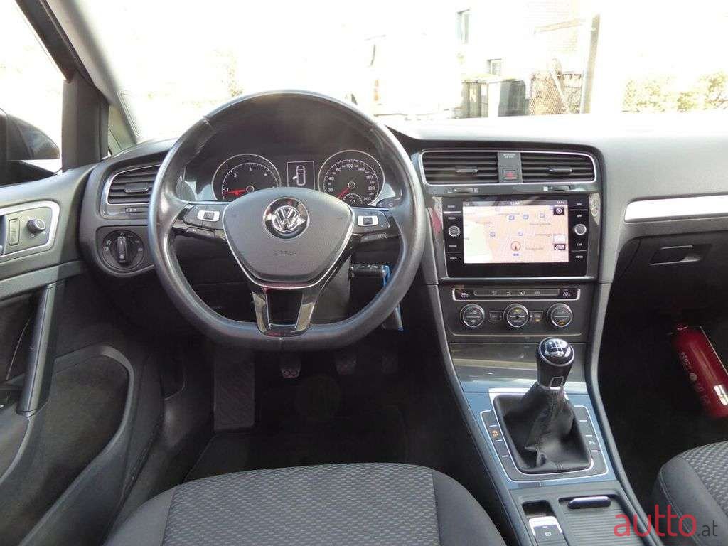 2018' Volkswagen Golf photo #6