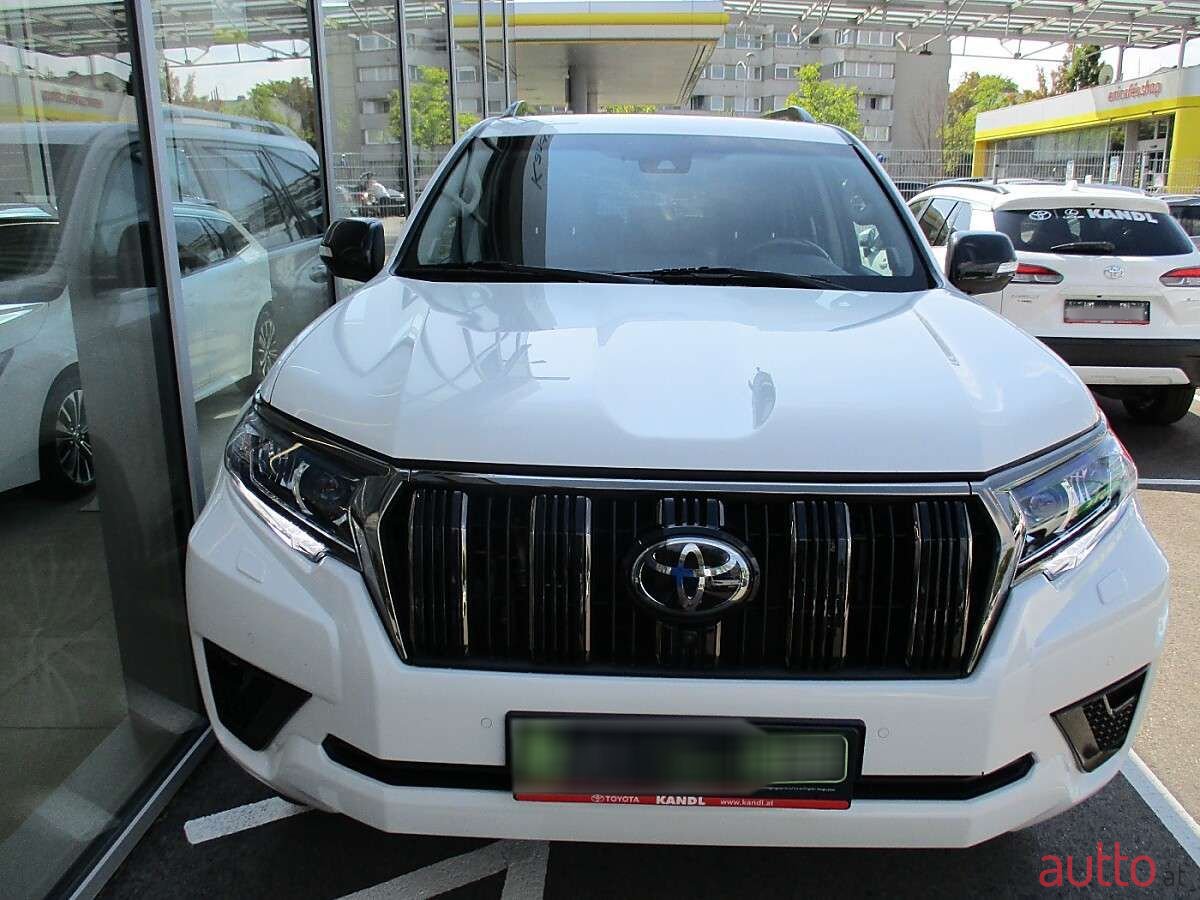 2022' Toyota Land Cruiser photo #3