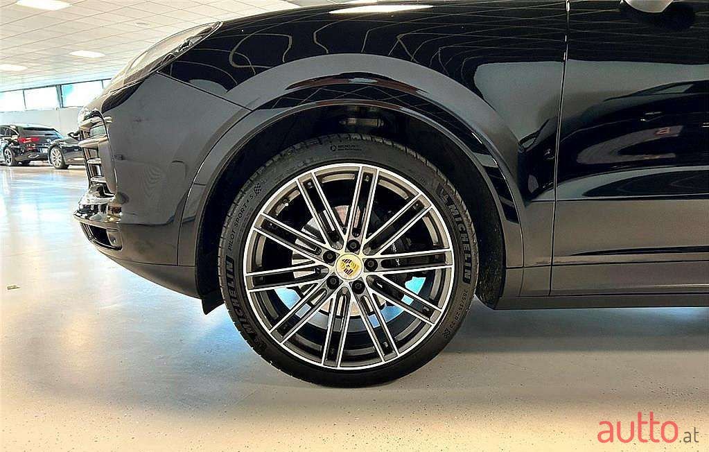 2019' Porsche Cayenne photo #5