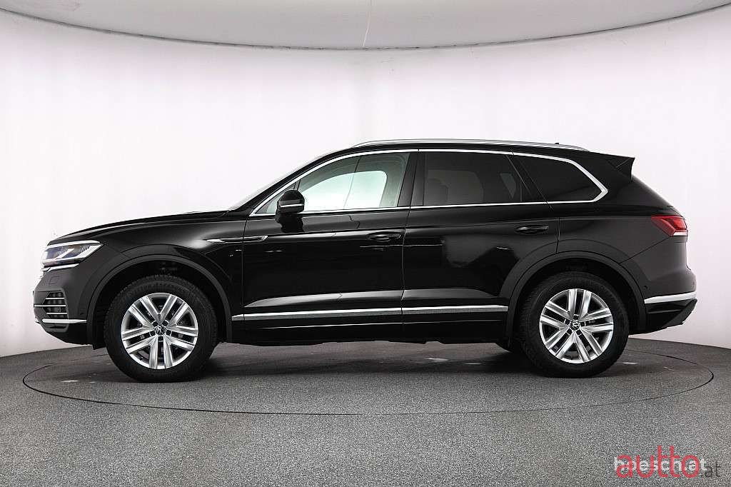 2023' Volkswagen Touareg photo #3