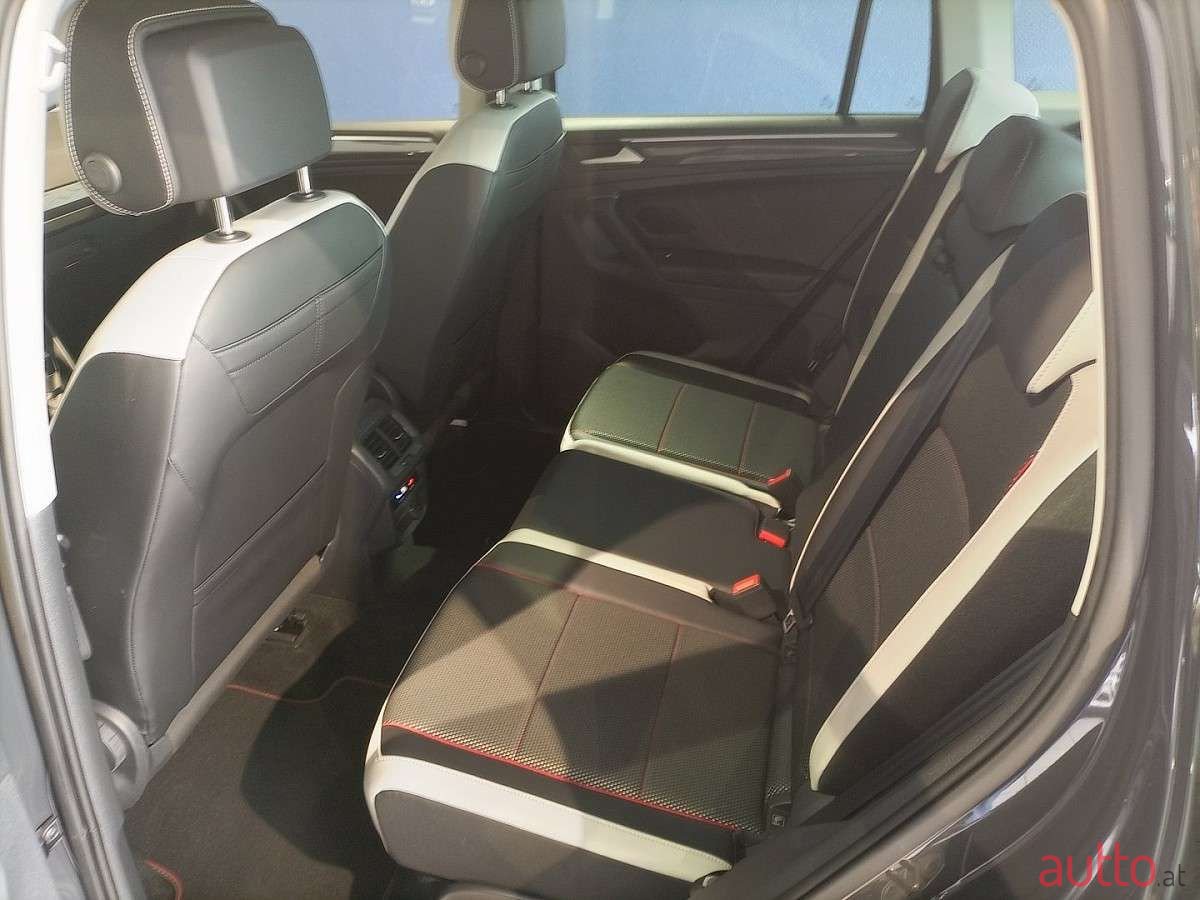 2022' Volkswagen Tiguan photo #6