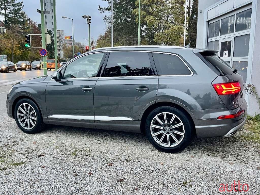2019' Audi Q7 photo #6