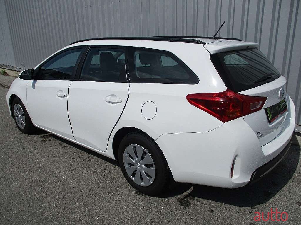 2013' Toyota Auris photo #4