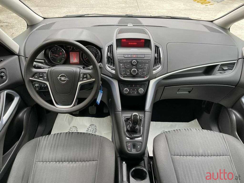 2012' Opel Zafira photo #5