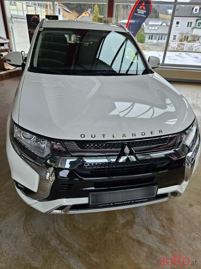 2020' Mitsubishi Outlander photo #4