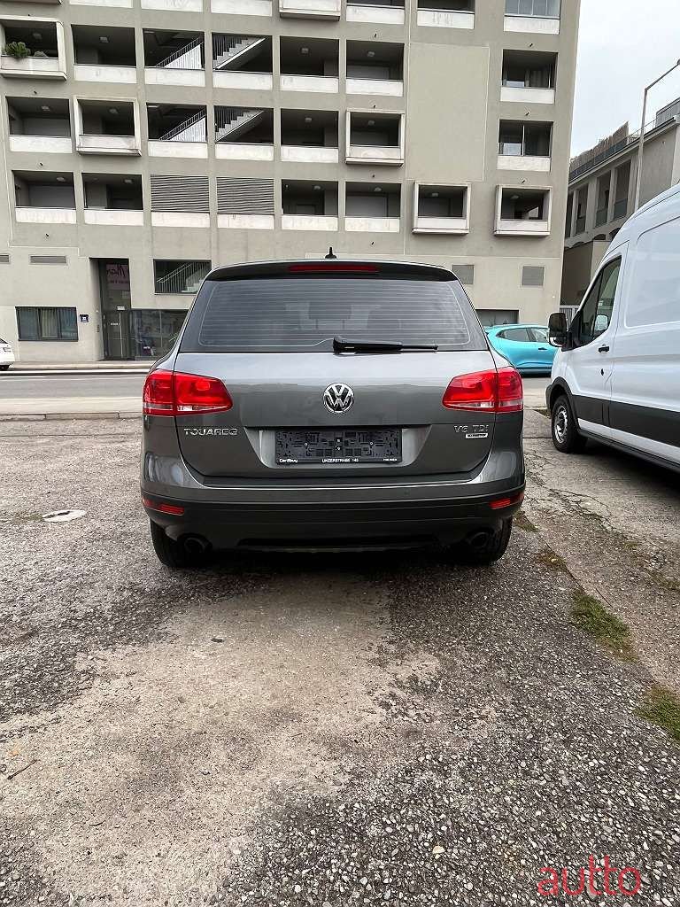 2016' Volkswagen Touareg photo #6