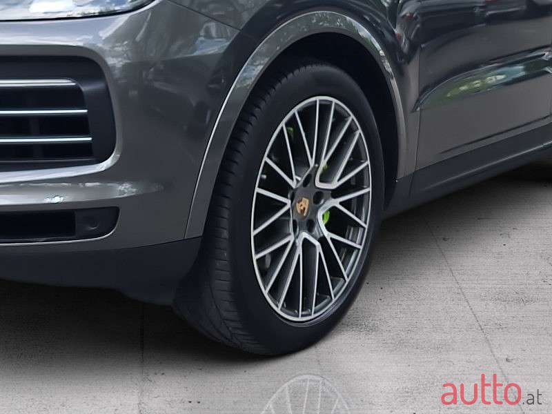 2020' Porsche Cayenne photo #5