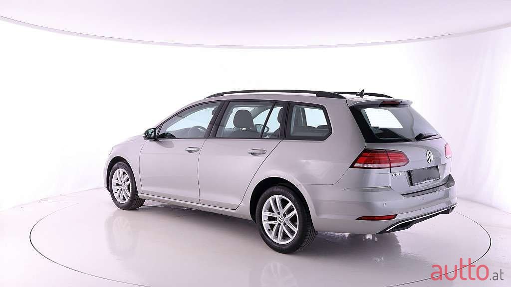 2018' Volkswagen Golf photo #3