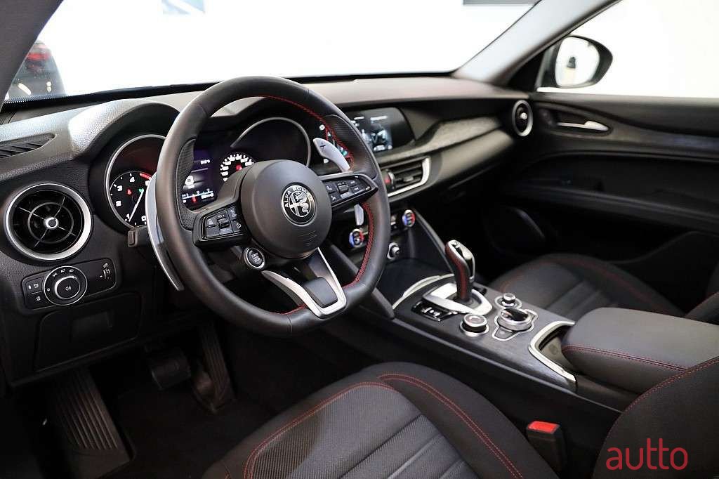 2021' Alfa Romeo Stelvio photo #5