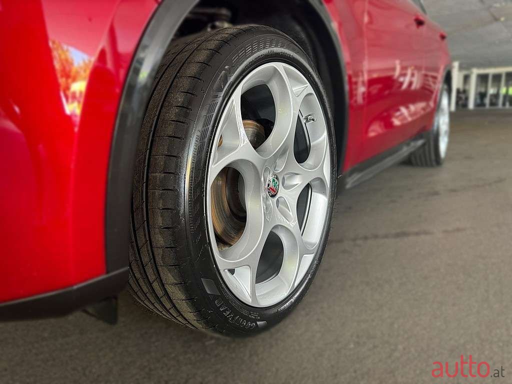 2022' Alfa Romeo Stelvio photo #4