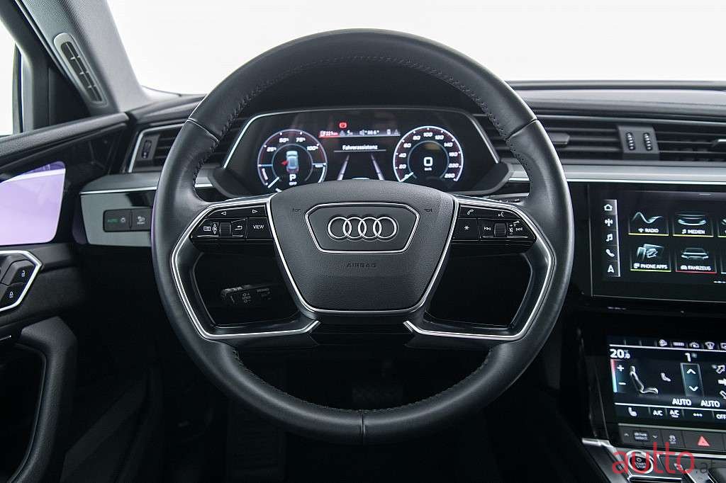 2020' Audi E-Tron photo #5