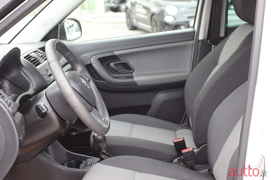 2014' Skoda Fabia photo #4