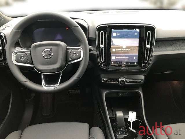 2023' Volvo XC40 photo #6