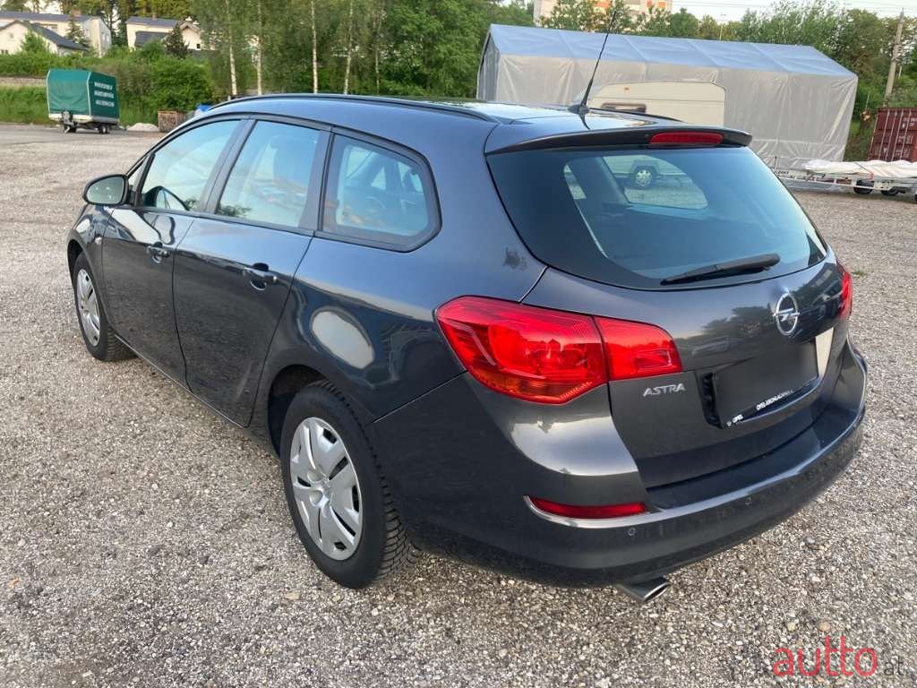 2011' Opel Astra photo #4