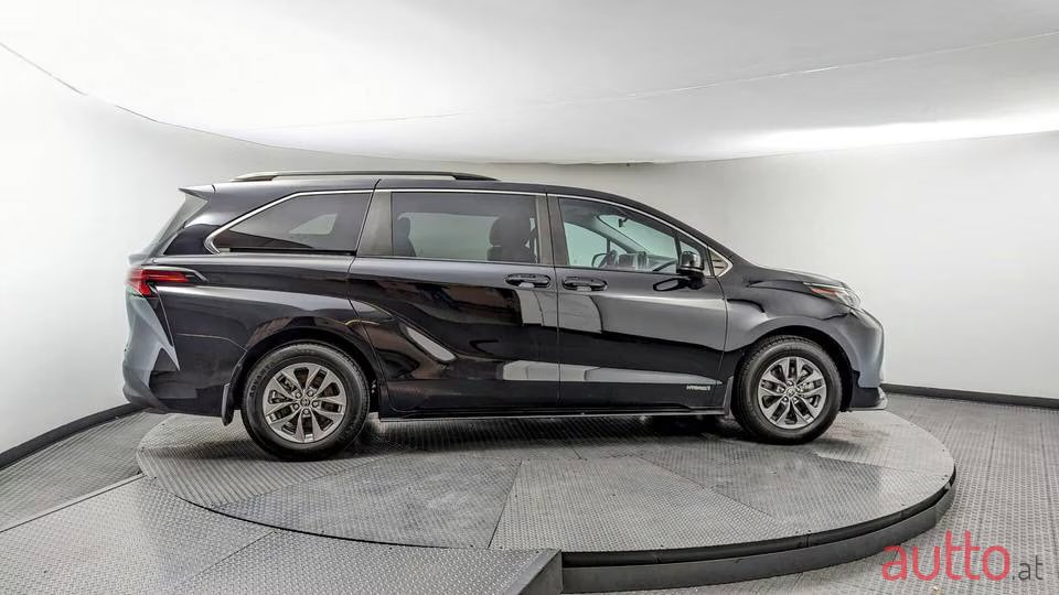2021' Toyota Sienna HYBRID LE photo #6
