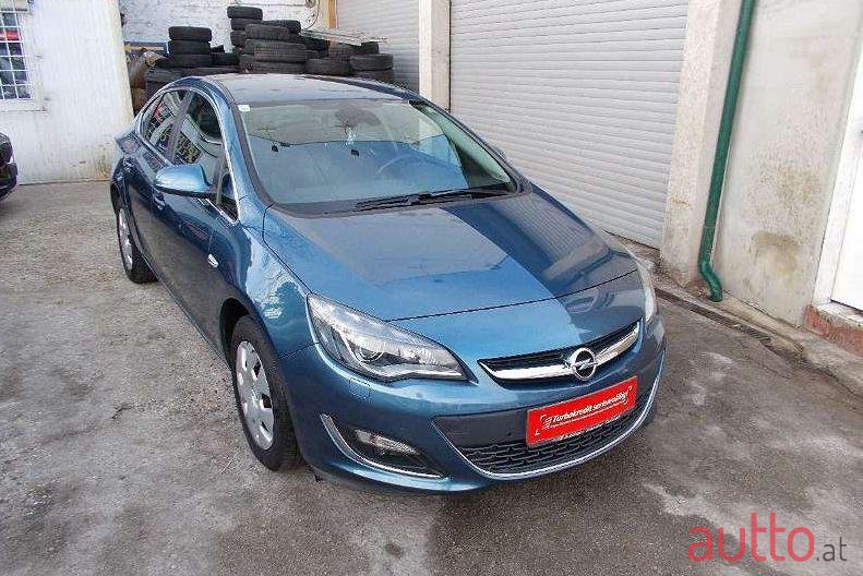 2013' Opel Astra photo #1