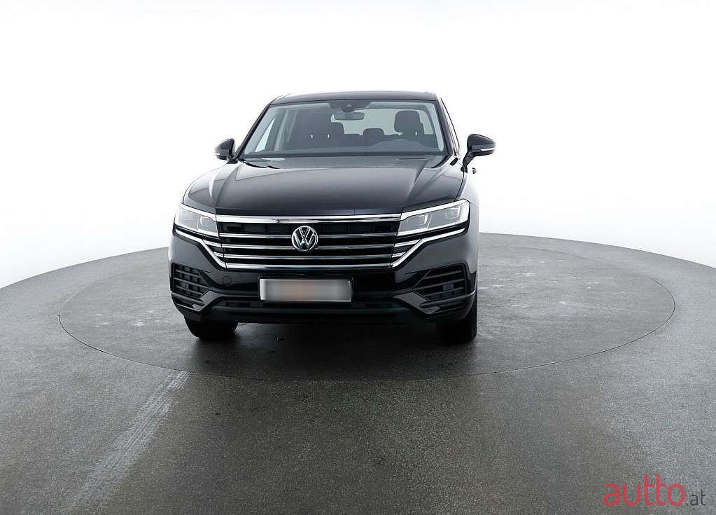 2019' Volkswagen Touareg photo #2