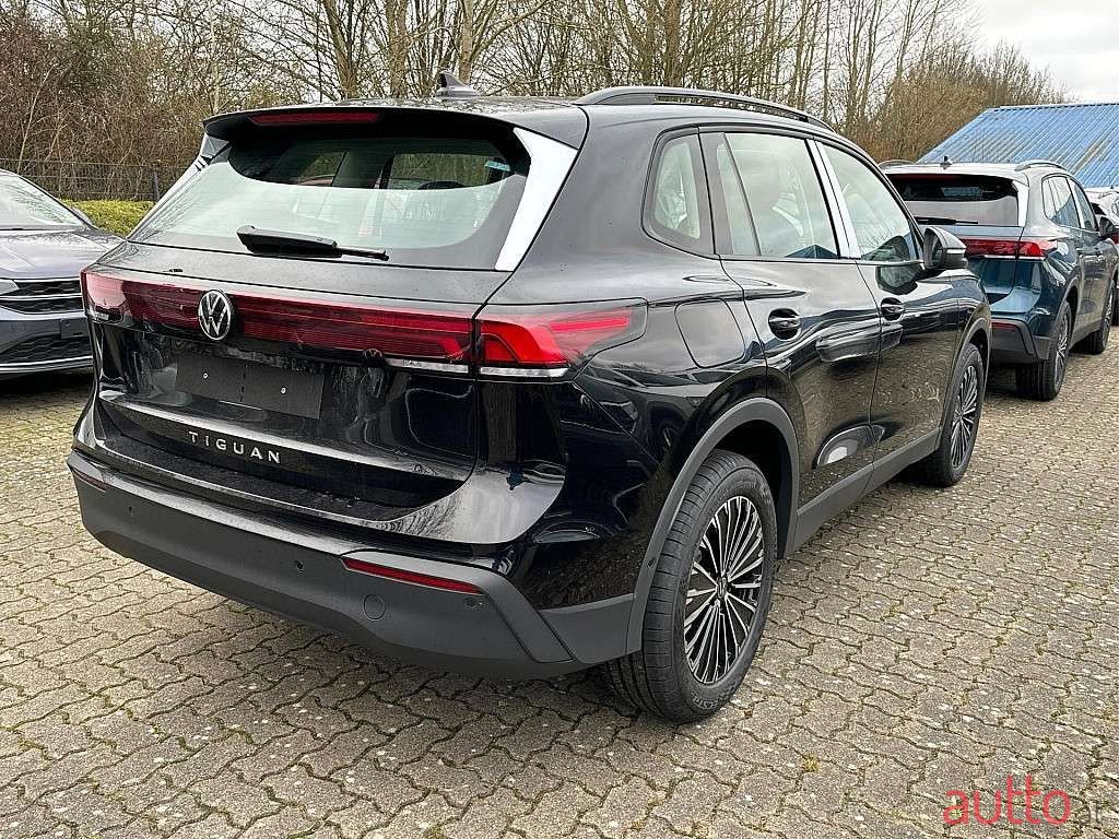 2024' Volkswagen Tiguan photo #4